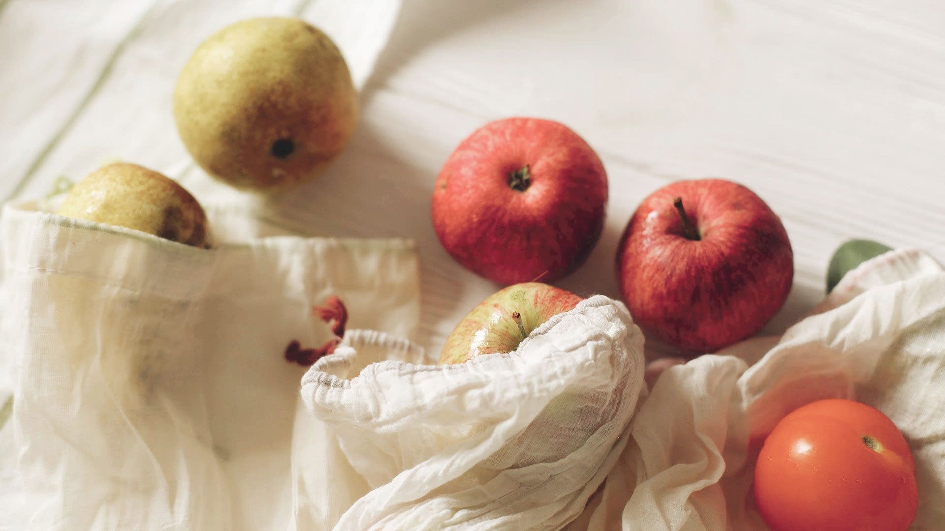 eco-natural-bags-with-apples-eco-friendly